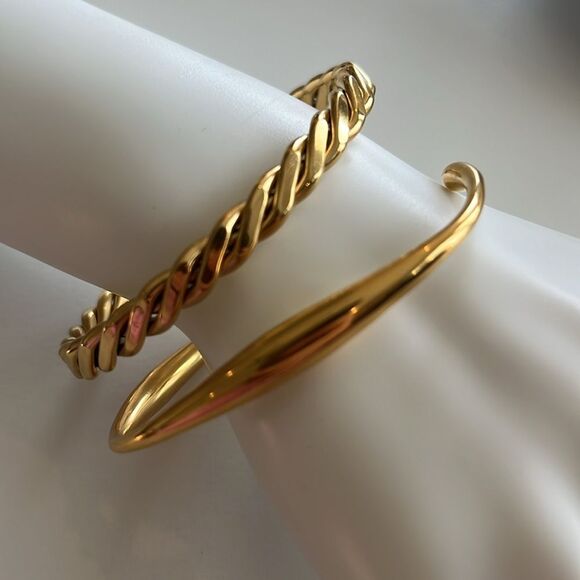 Set of two 18k gold over stainless steel 💯 tarnish free bangles - Picture 3 of 4